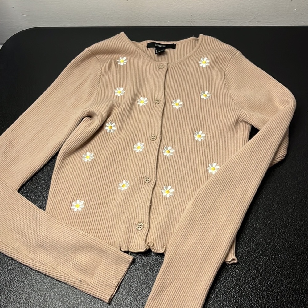 FOREVER 21 cropped daisy cardigan - ribbed, spring, cream, flowers, floral